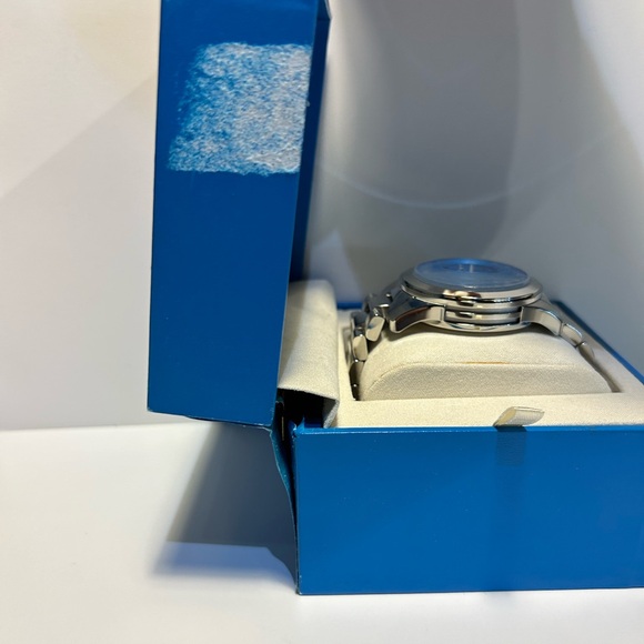 Michael Kors Watch Hunger Stop Oversized Runway Silver-Tone Watch - Picture 6 of 16